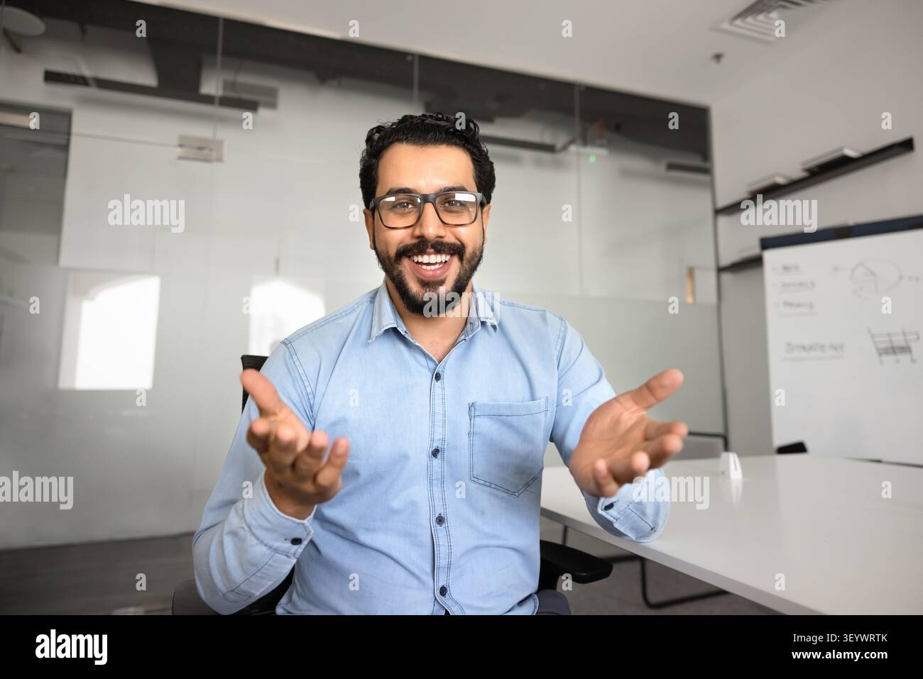 Ritratto di un uomo d'affari sorridente, dipendente d'ufficio impegnato in riunioni virtuali Foto Stock