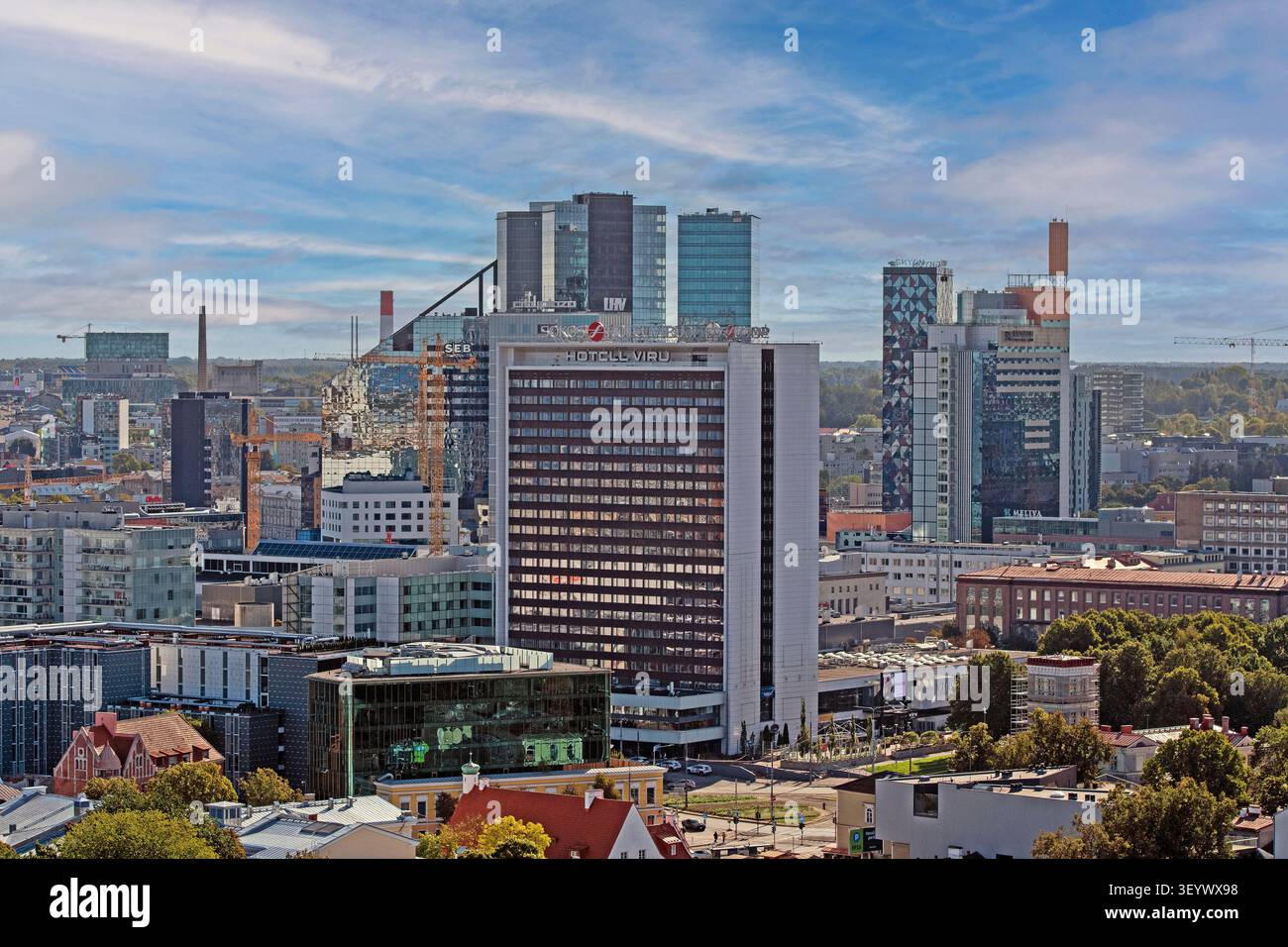 Grattacieli (con l'hotel Viru in primo piano) nel moderno centro di Tallinn, Estonia Foto Stock