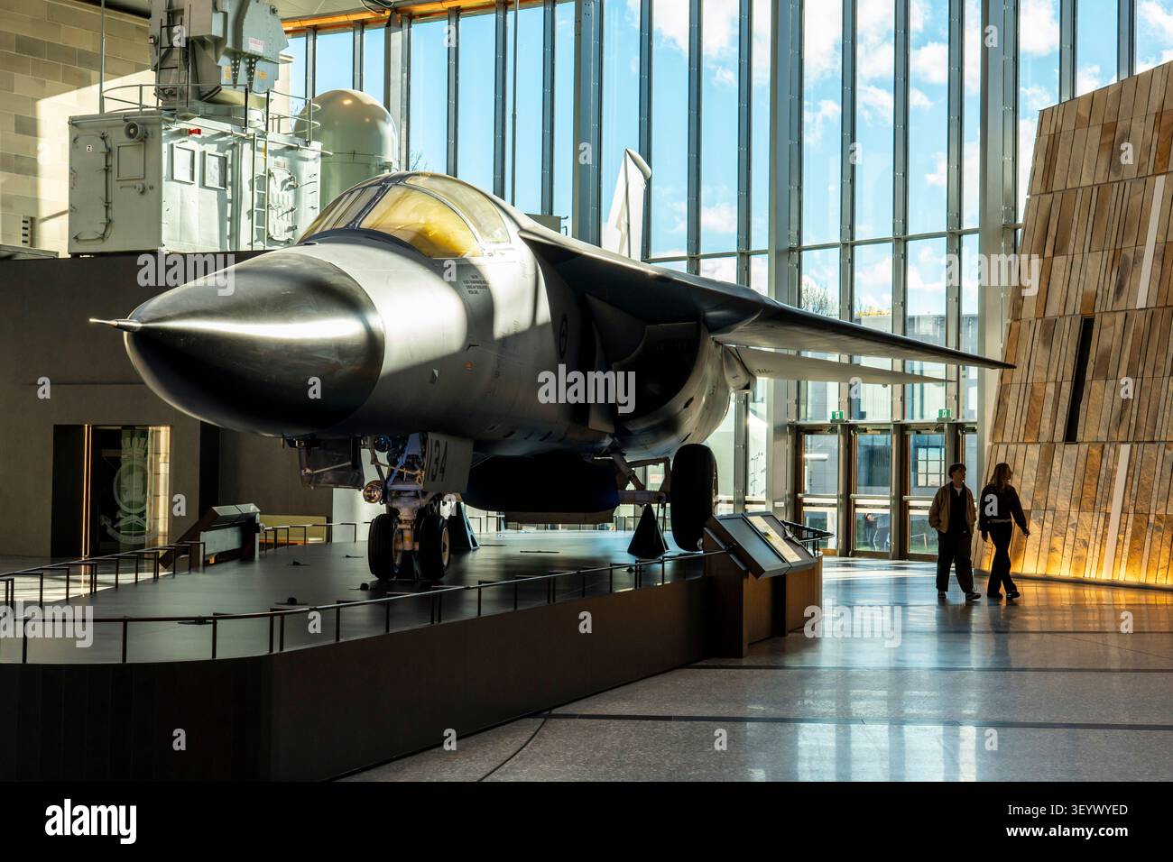 L'Australian War Memorial, l'Anzac Atrium e un aereo da ricognizione e attacco General Dynamics RF-111C (A8-134) utilizzato dall'Australia dal 1973 al 2010 Foto Stock