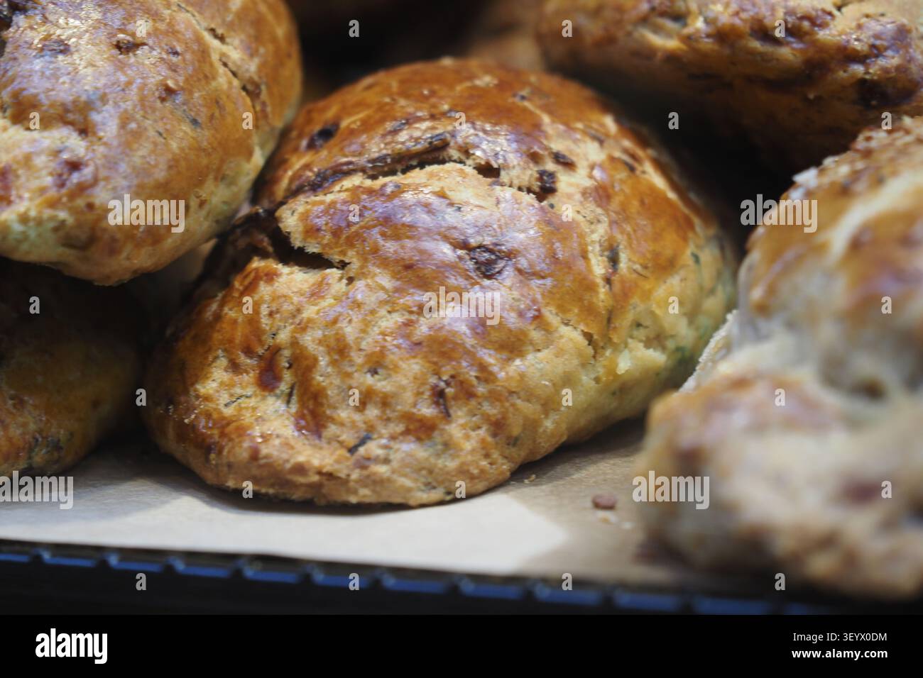 Pane appena sfornato su uno scaffale da forno Foto Stock
