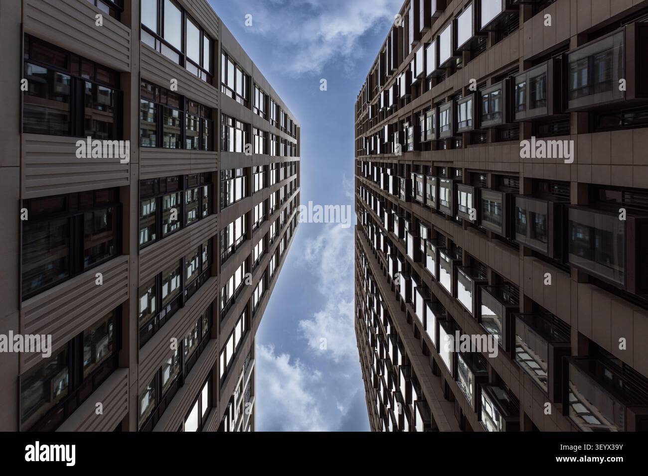 Prospettiva simmetrica delle torri di appartamenti contemporanei Foto Stock