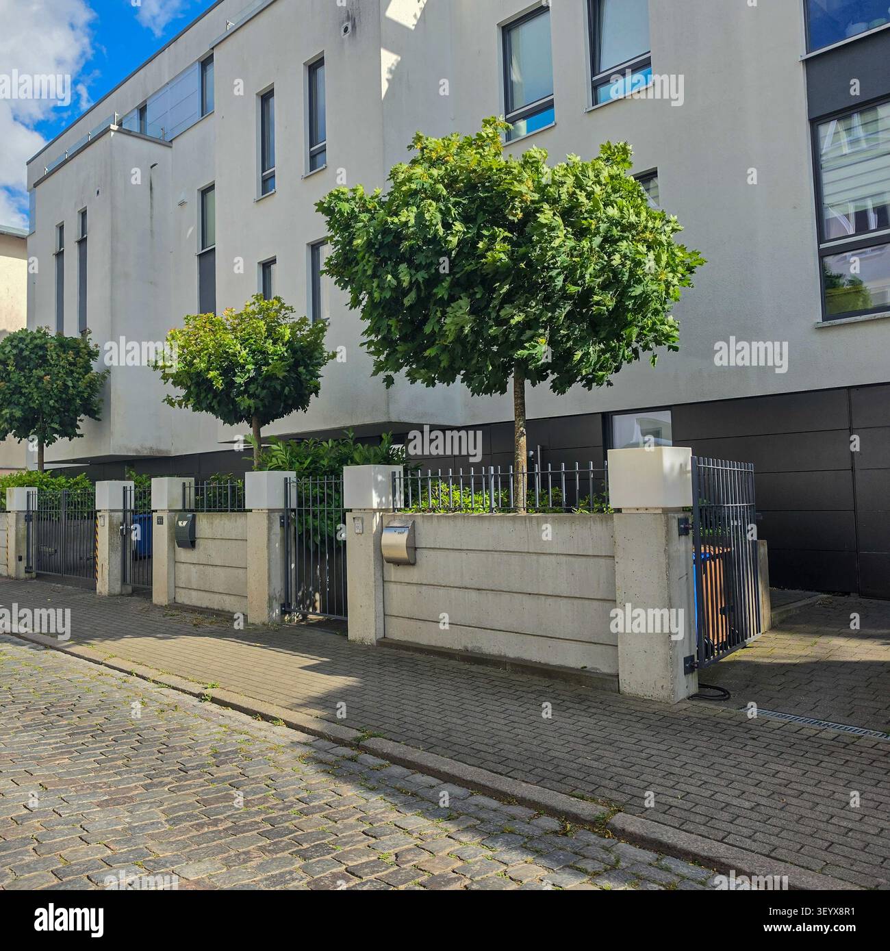 edificio moderno di appartamenti con ingresso paesaggistico e architettura urbana contemporanea Foto Stock