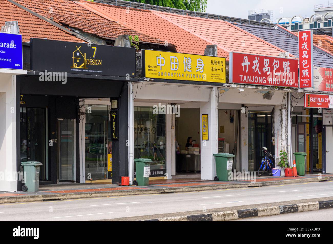 Negozi terrazzati a un piano, costruiti negli anni '1940 da Ngee Ann Kongsi, un'organizzazione di auto-aiuto Teochew, Balestier Rd, Novena, Singapore Foto Stock