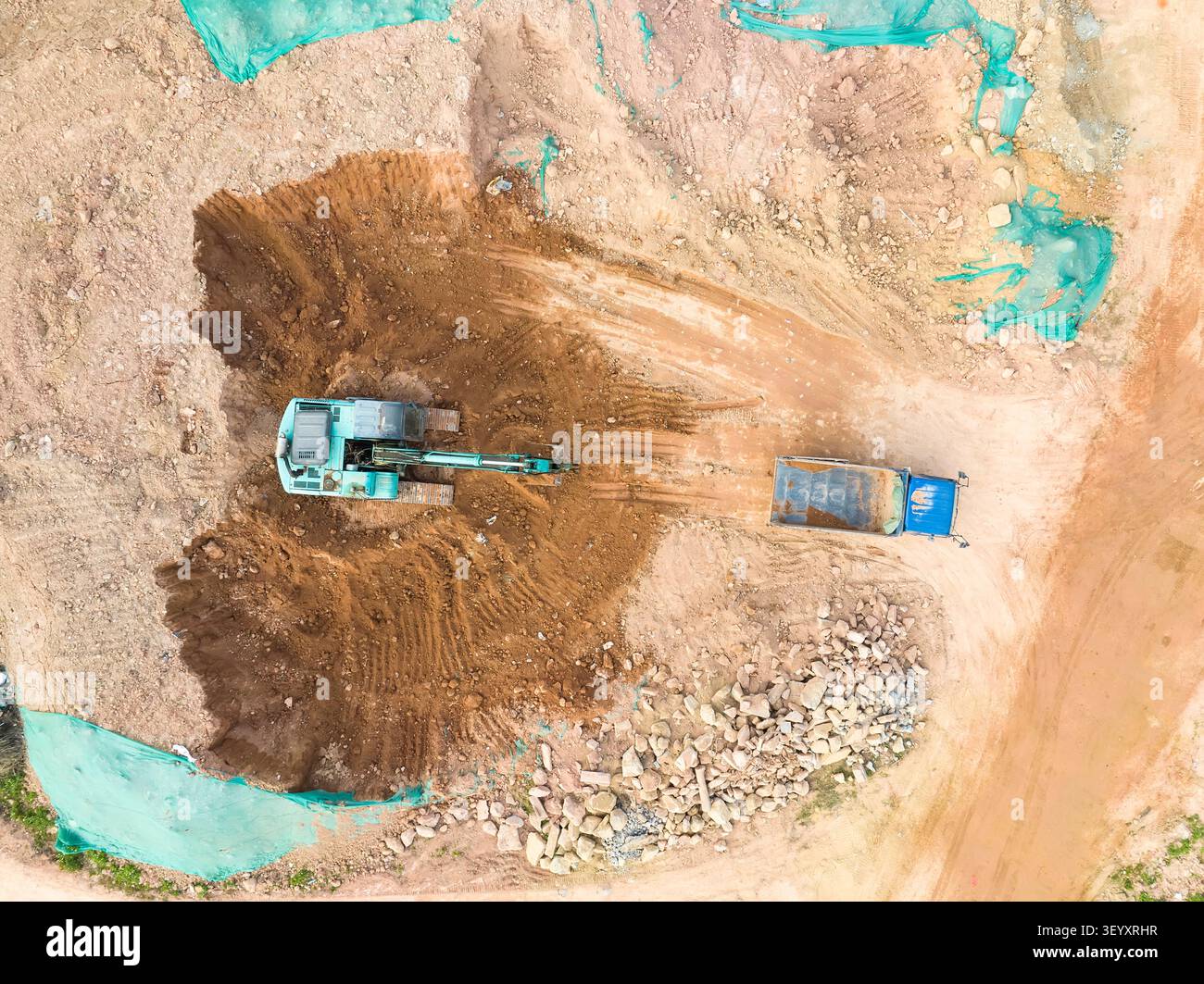 Escavatore in movimento terra in cantiere, vista aerea. Foto Stock