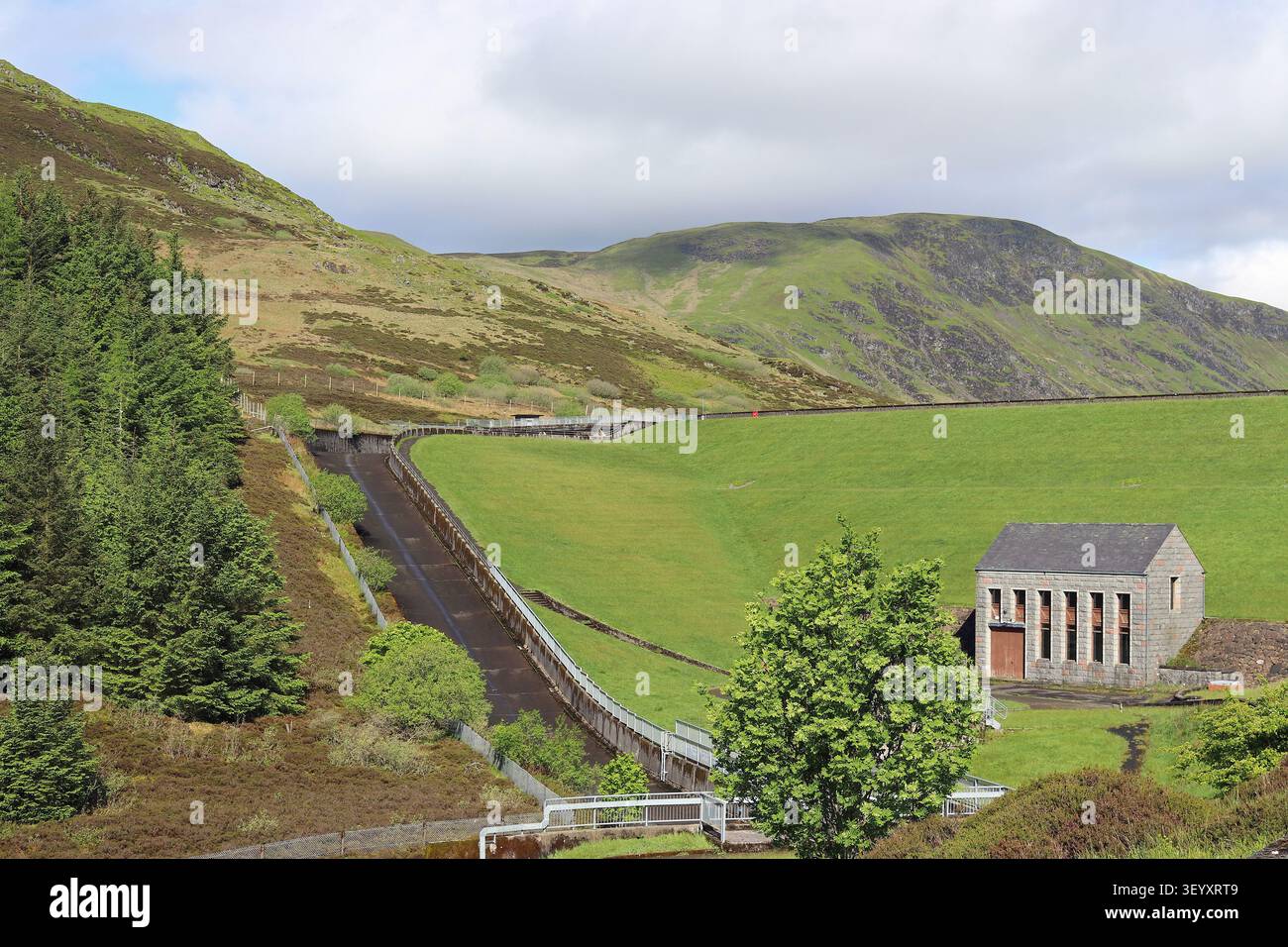 Loch Turret - diga in terra, percorso di sfioro e casa di controllo Foto Stock