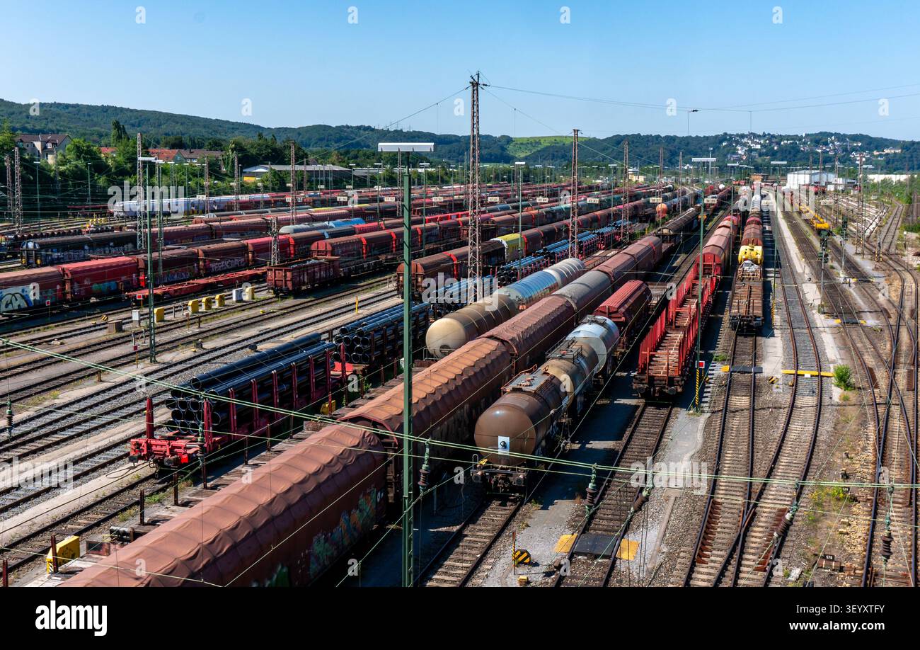 Grande scalo ferroviario merci con vagoni ferroviari nella regione della Ruhr, Renania settentrionale-Vestfalia, Germania Foto Stock