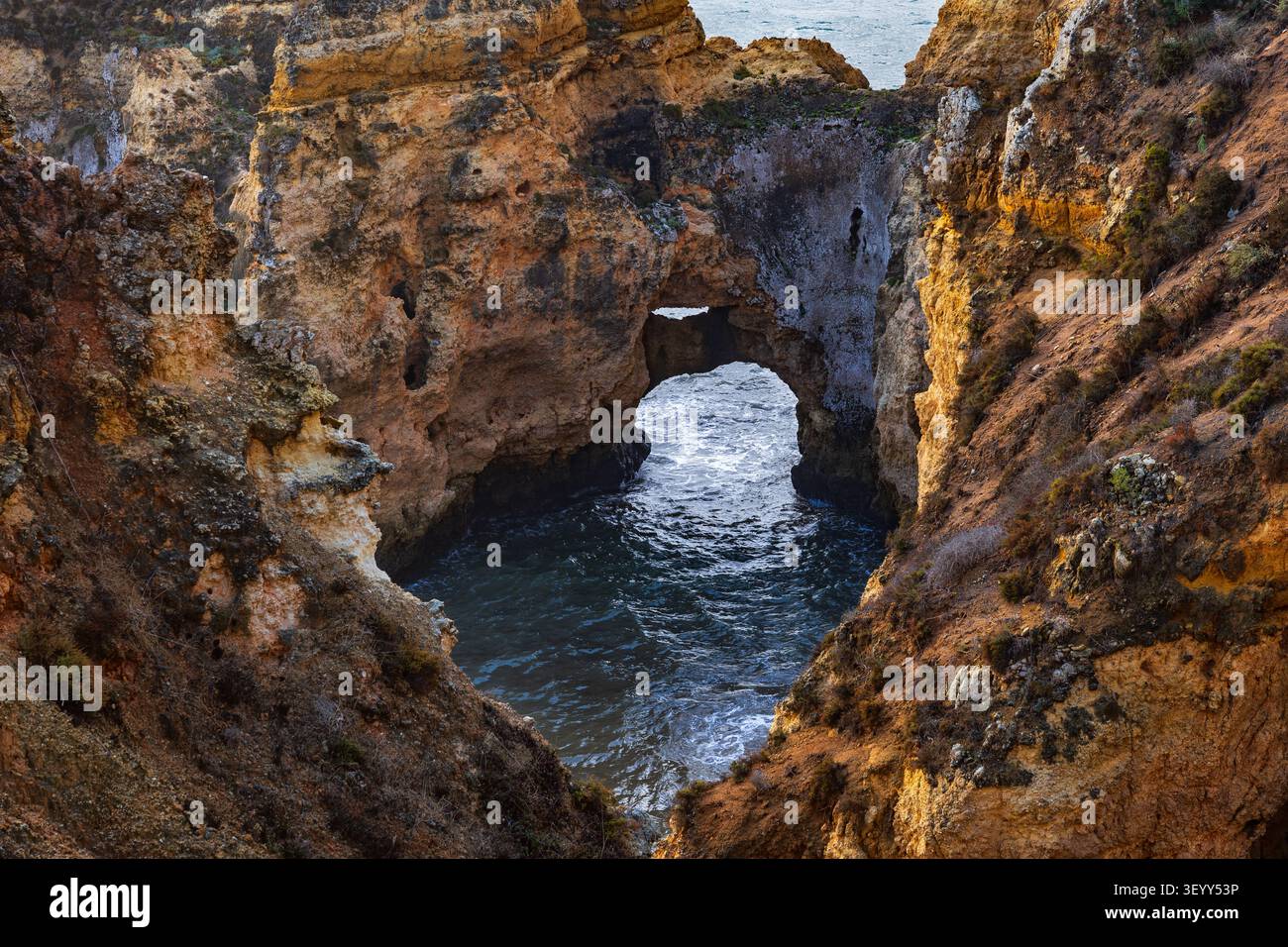 Costa dell'Algarve con l'arco catedrale (la cattedrale) dal punto panoramico di Ponta da Piedade sull'Oceano Atlantico a Lagos, Portogallo. Foto Stock