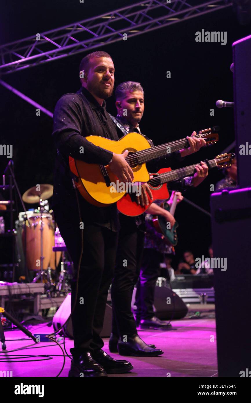 Makarska, Croazia, 040726. Un concerto eseguito dai Gipsy Kings sulla spianata del Monumento alla Rivoluzione a Makarska. I Gipsy Kings sono una band francese il cui repertorio comprende generi come flamenco, pop e varie canzoni folk tradizionali. Foto: Ivo RavliÄ / CROPIX Copyright: XxIvoxRavlicx gypsy kings8-040726 Foto Stock