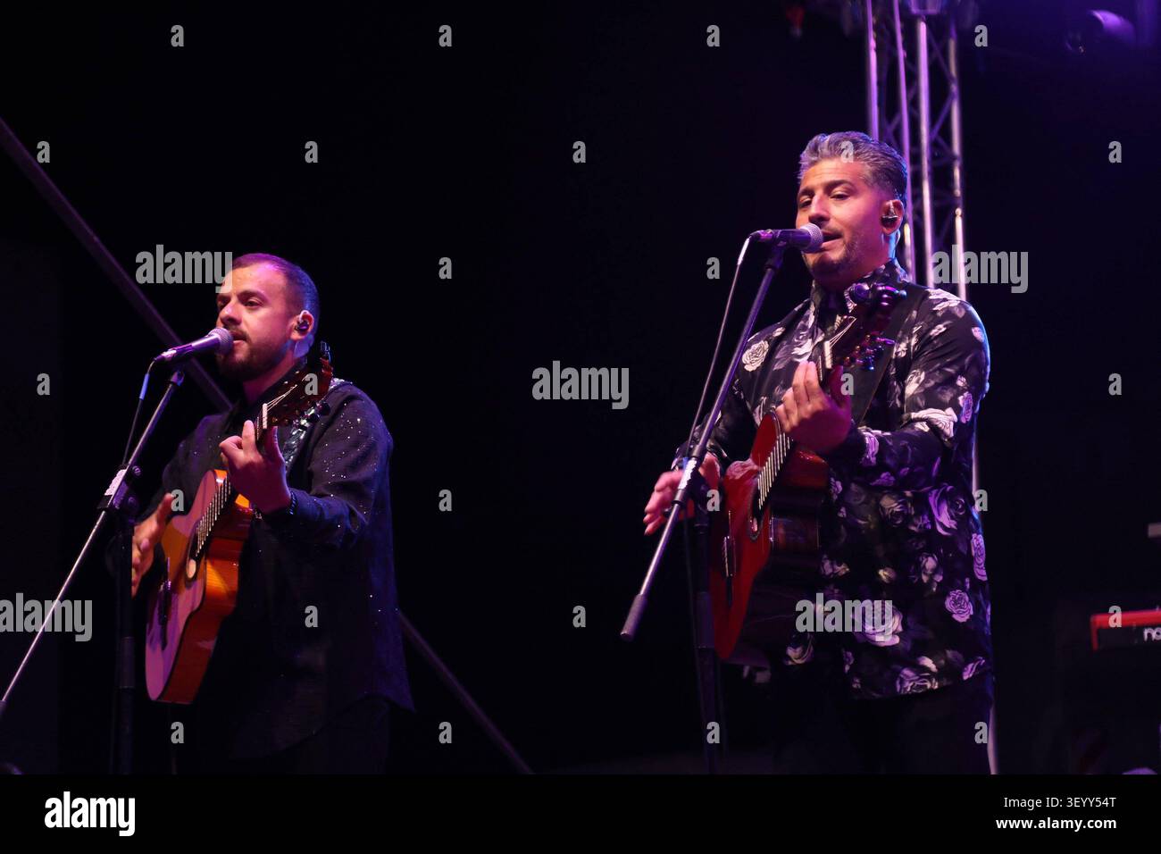 Makarska, Croazia, 040726. Un concerto eseguito dai Gipsy Kings sulla spianata del Monumento alla Rivoluzione a Makarska. I Gipsy Kings sono una band francese il cui repertorio comprende generi come flamenco, pop e varie canzoni folk tradizionali. Foto: Ivo RavliÄ / CROPIX Copyright: XxIvoxRavlicx gypsy kings6-040726 Foto Stock