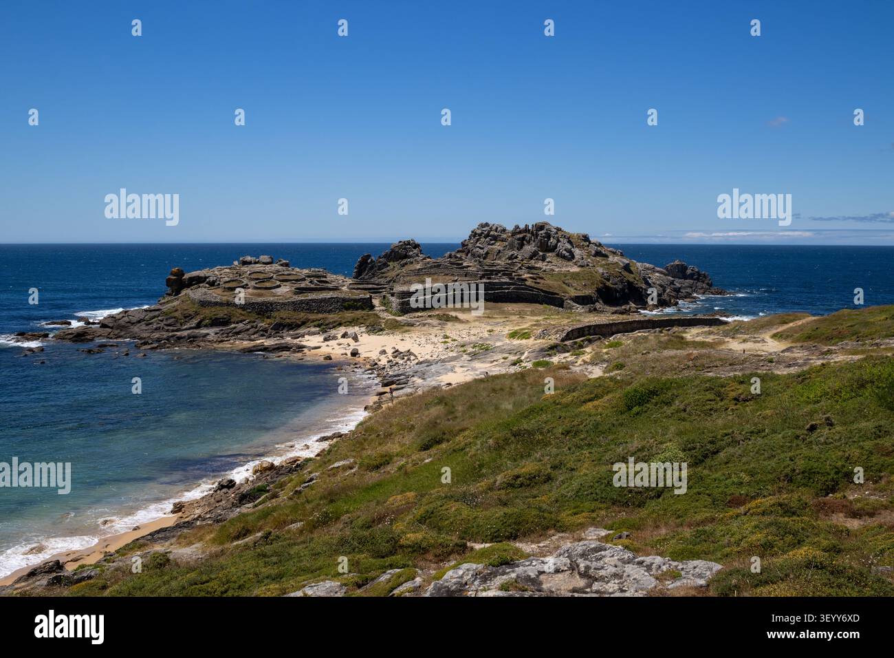 Rovine celtiche preistoriche di Castro de Baroña a Porto do Son, Galizia, Spagna. Antiche case circolari in pietra dell'età del ferro e fortezza Foto Stock