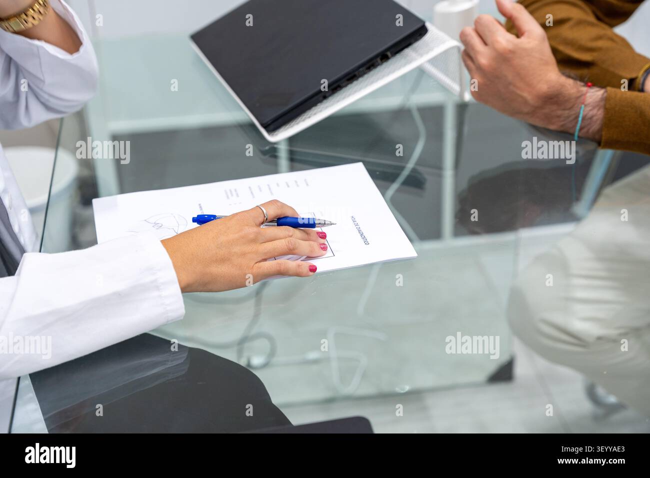 Mani del medico che tengono una penna, discutono di rapporto medico con un paziente in un ufficio Foto Stock