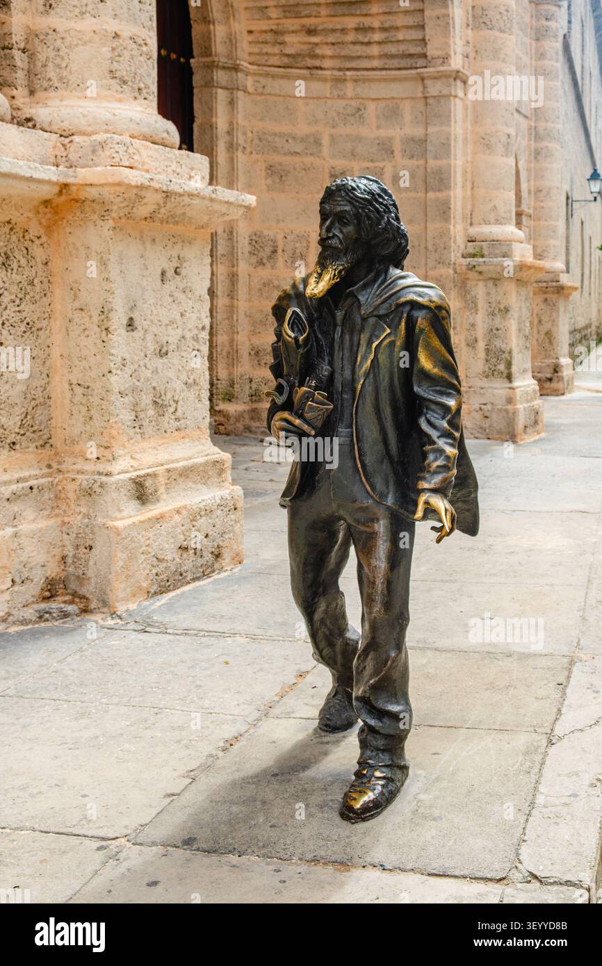 Una statua in bronzo della famosa figura di strada dell'Avana conosciuta come "El Caballero de París". Foto Stock