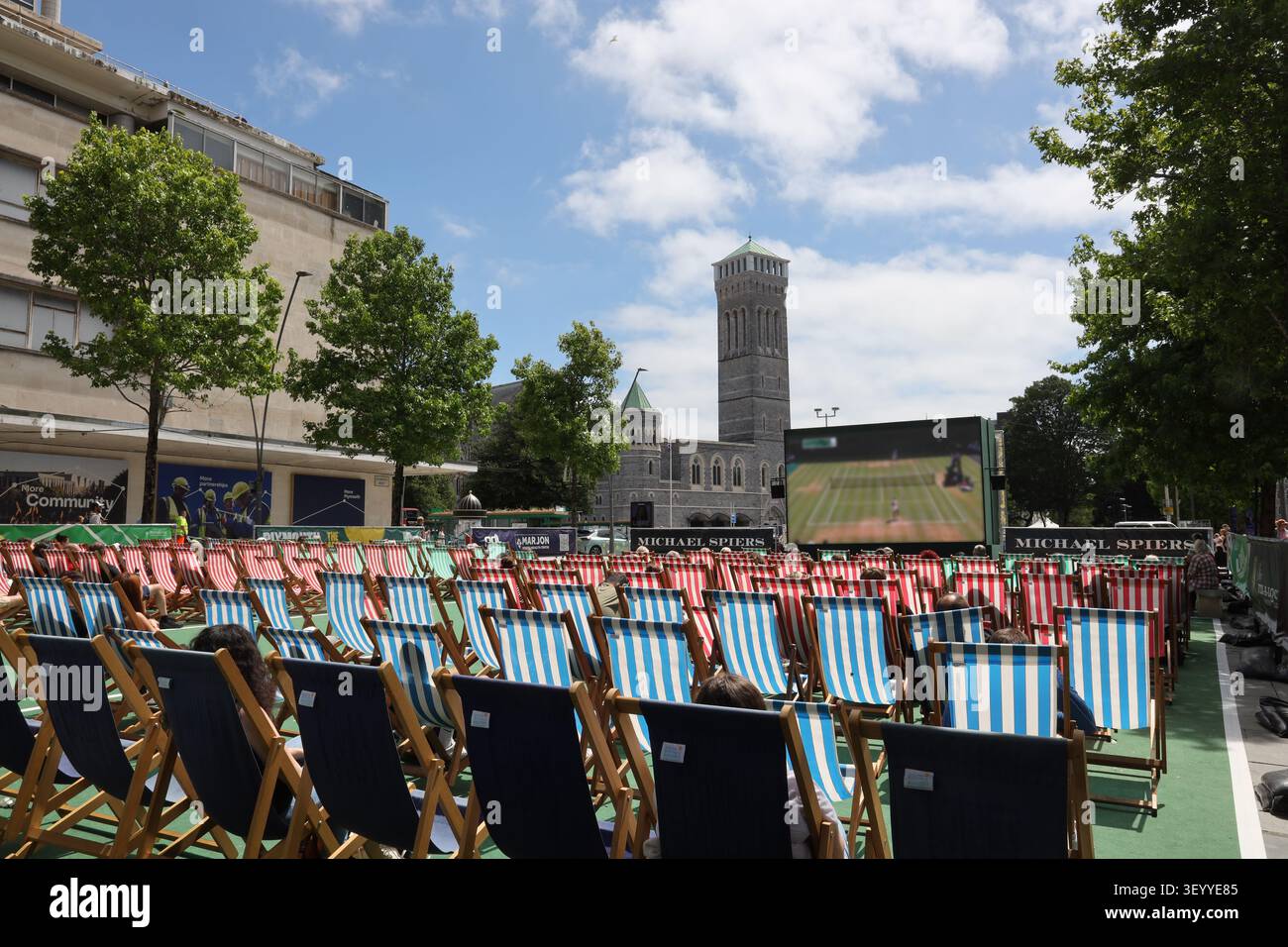Wimbledon Tennis 2026 sul grande schermo a Plymouth's Piazza, parte dell'Armada Way il 4 luglio Foto Stock