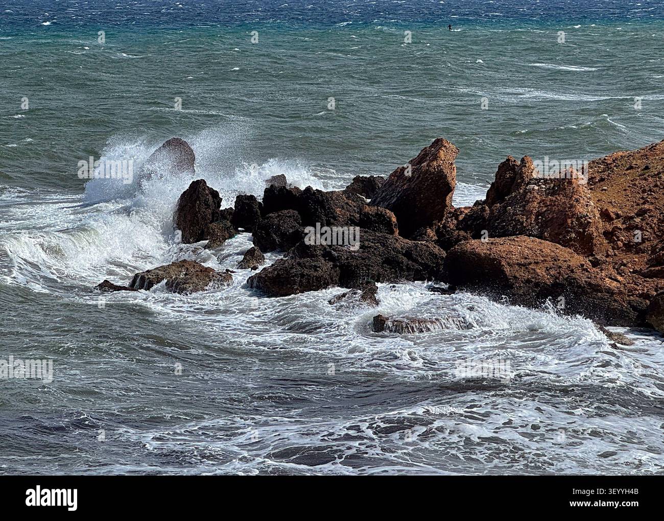 Onde che si infrangono contro la costa rocciosa in Grecia - Immagine stock catturata con smartphone