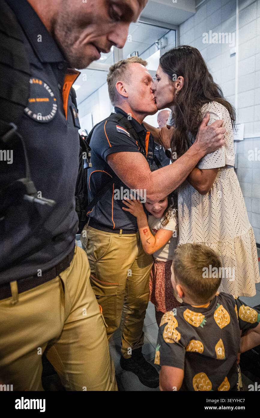 EINDHOVEN - membri della squadra olandese USAR al loro ritorno alla base aerea di Eindhoven. La squadra, composta da 64 persone e 8 cani, si trovava in Venezuela per cercare le vittime a seguito dei devastanti terremoti. ROB ENGELAAR / ANP netherlands Out - belgio Out Foto Stock