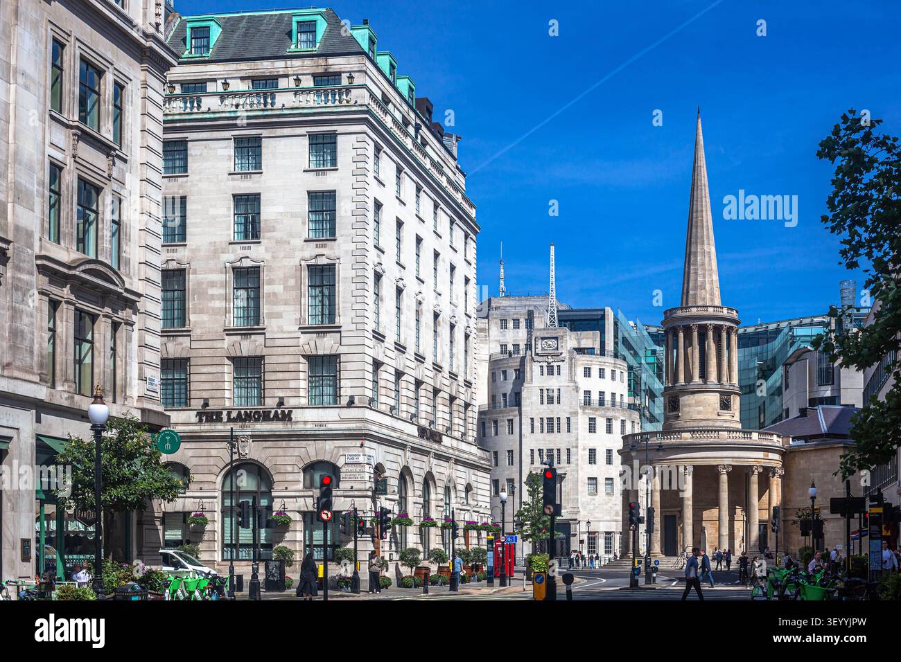 All Souls Church vista dall'estremità nord di Regent Street, nel centro di Londra, Inghilterra, Regno Unito. Foto Stock