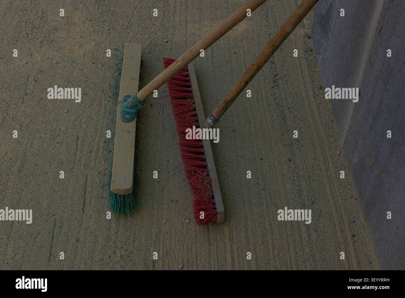 Due scope da strada in piedi su una superficie di costruzione coperta di sabbia Foto Stock