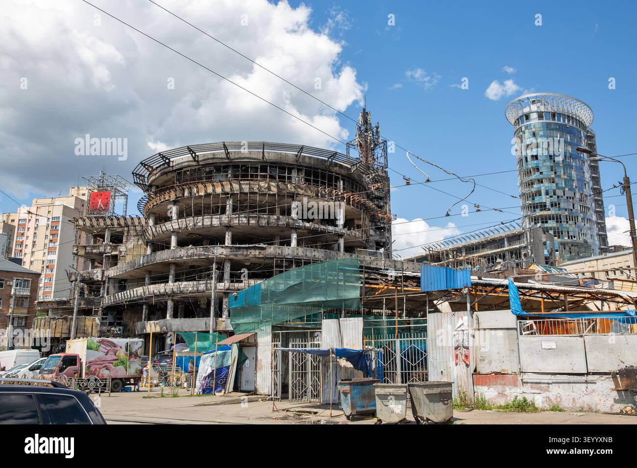 Kiev, Ucraina - 4 luglio 2026: Centro commerciale pesantemente eviscerato e bruciato Kvadrat, mercato alimentare Lukyanivsky dopo l'attacco missilistico russo. Scheletro in cemento dell'edificio e grattacielo danneggiato del business center credito: Panama/Alamy Live News Foto Stock