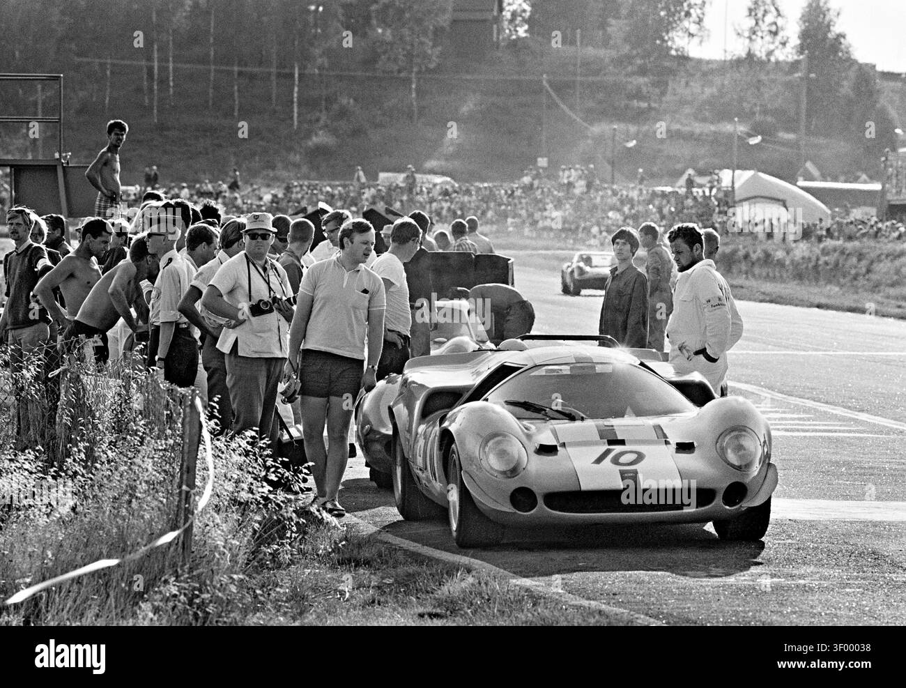 Pedro Rodriguez Lola T70 nel paddock del circuito di Gelleråsen, Karlskoga, Svezia, la gara di auto sportive Kanonloppet del 1968. Storico fot bianco e nero Foto Stock