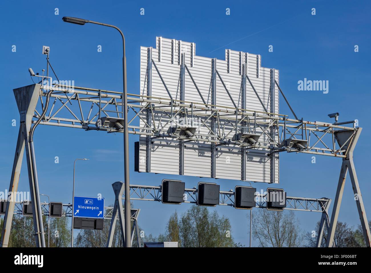 Utrecht, Paesi Bassi. Retrovisione tecnica di una struttura a cavalletto in acciaio per il traffico stradale con segnali a matrice dinamica e telecamere di controllo della velocità. Foto Stock