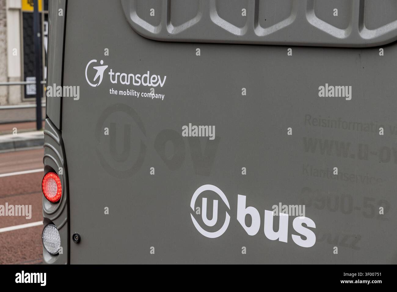 Utrecht, Paesi Bassi - 2 aprile 2026: Vista dettagliata del lato posteriore di un mezzo di trasporto pubblico Transdev U-Bus grigio con il logo del marchio aziendale Foto Stock