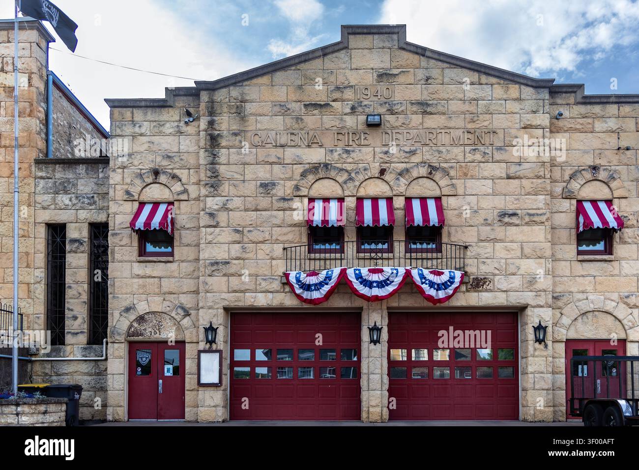 Galena, Illinois, USA - 30 maggio 2026: L'edificio storico del dipartimento dei vigili del fuoco di Galena, costruito nel 1940, è decorato con bandiere patriottiche Foto Stock