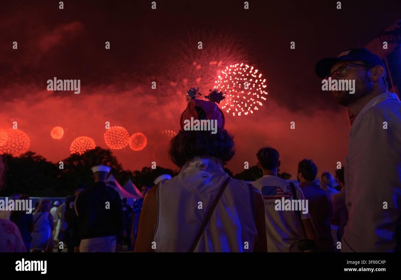 Washington, Stati Uniti. 5 luglio 2026. I fuochi d'artificio illuminano il cielo sopra l'evento "salute to America" che celebra il 250° giorno dell'indipendenza delle nazioni sul National Mall, il 5 luglio 2026 a Washington, DC i temporali hanno causato lo spettacolo pirotecnico che si è svolto all'inizio del 5 luglio. Crediti: Bill Ingalls/NASA Photo/Alamy Live News Foto Stock