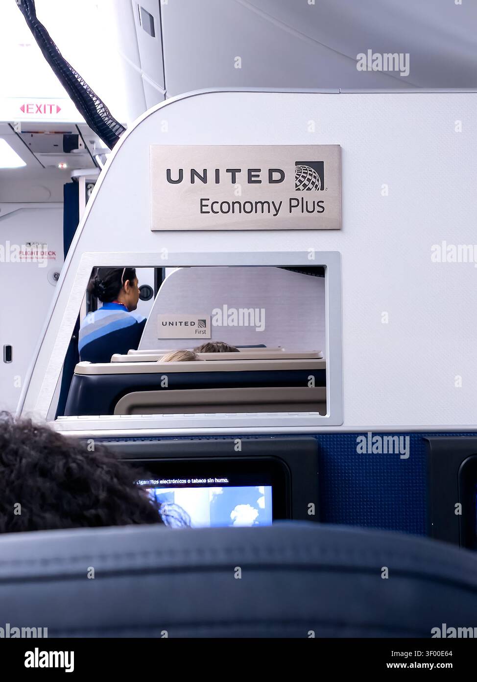 CHICAGO, il, USA - 20 GENNAIO 2026: Cabina Economy Plus di United Airlines con assistente di volo e schermo di intrattenimento a bordo. United Airlines, uno Foto Stock