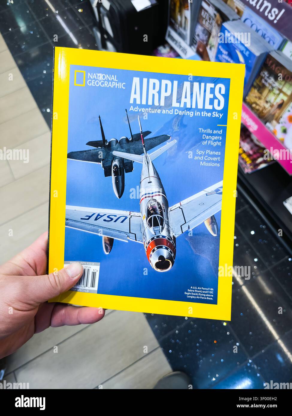 CHICAGO, il, USA - 20 GENNAIO 2026: Copertina della rivista National Geographic con aerei con bordo giallo visti in un negozio. National Geographic Foto Stock