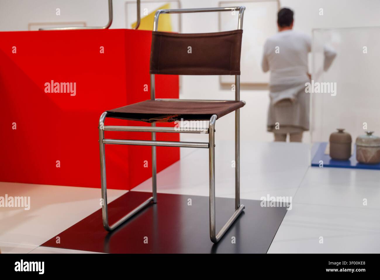 Sedia tubolare in acciaio B5 di Marcel Breuer esposta allo Stedelijk Museum di Amsterdam, Paesi Bassi. Foto Stock