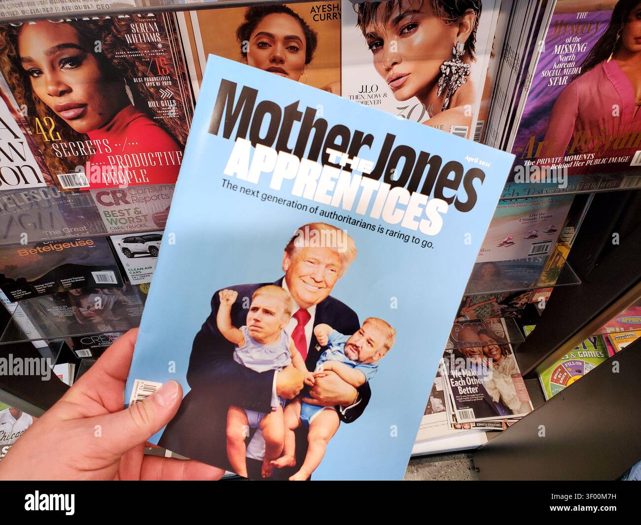 CHICAGO, il, Stati Uniti d'America - 15 LUGLIO 2021: Una persona detiene una copia della rivista Mother Jones, con una copertina raffigurante Donald Trump con un rappresentante simile a un cartone animato Foto Stock