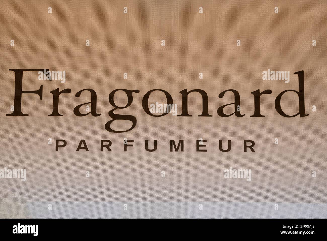 Eze, Francia 16 aprile 2026 l'iconico logo Fragonard Parfumeur. Uno sguardo ravvicinato alla storica marca di profumi di lusso della Costa Azzurra. Foto Stock