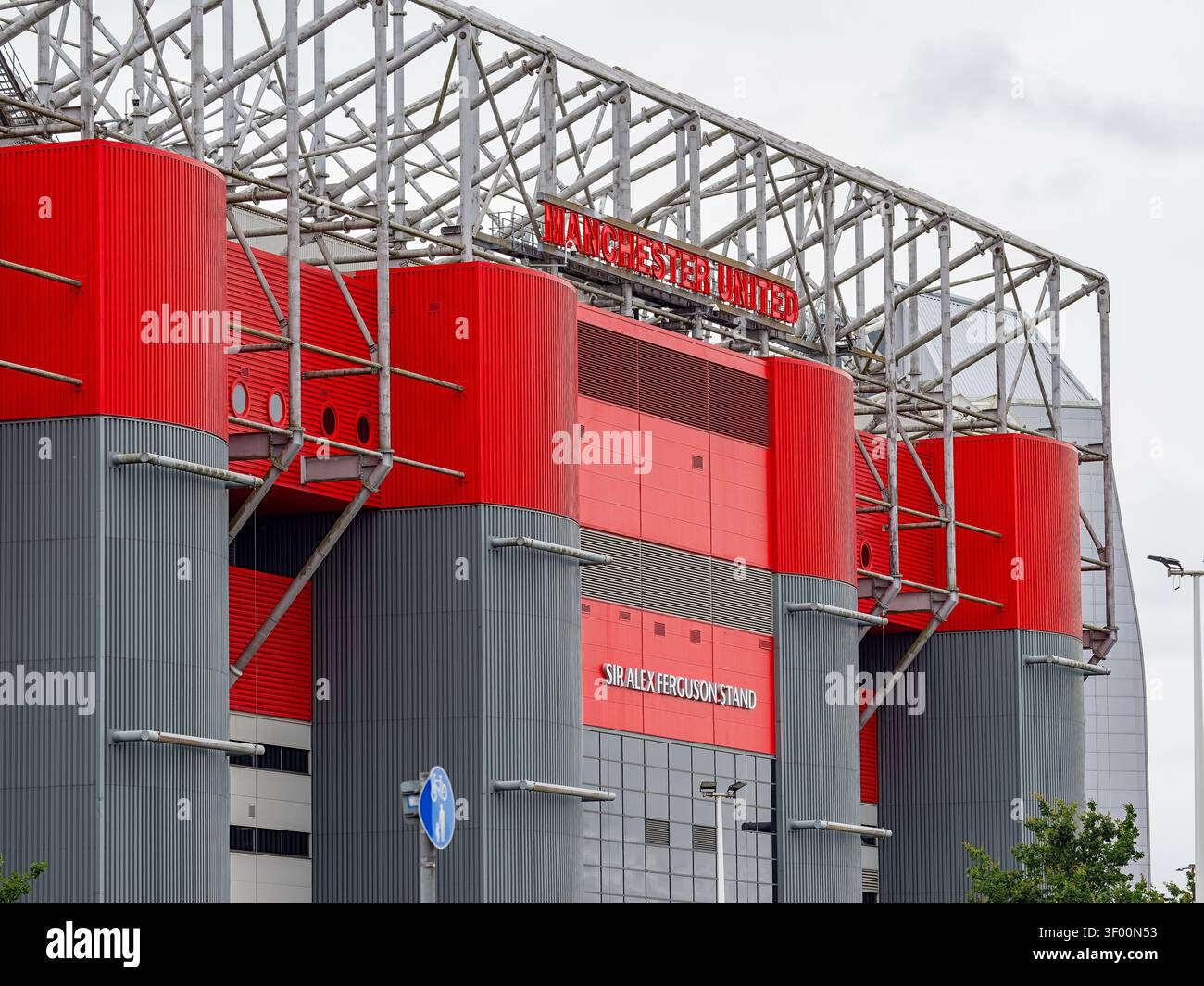 Manchester, Regno Unito, 4 luglio 2026: Esterno del vecchio stadio di Trafford, con il Sir Alex Ferguson Stand con il marchio Manchester United contro una nuvola Foto Stock