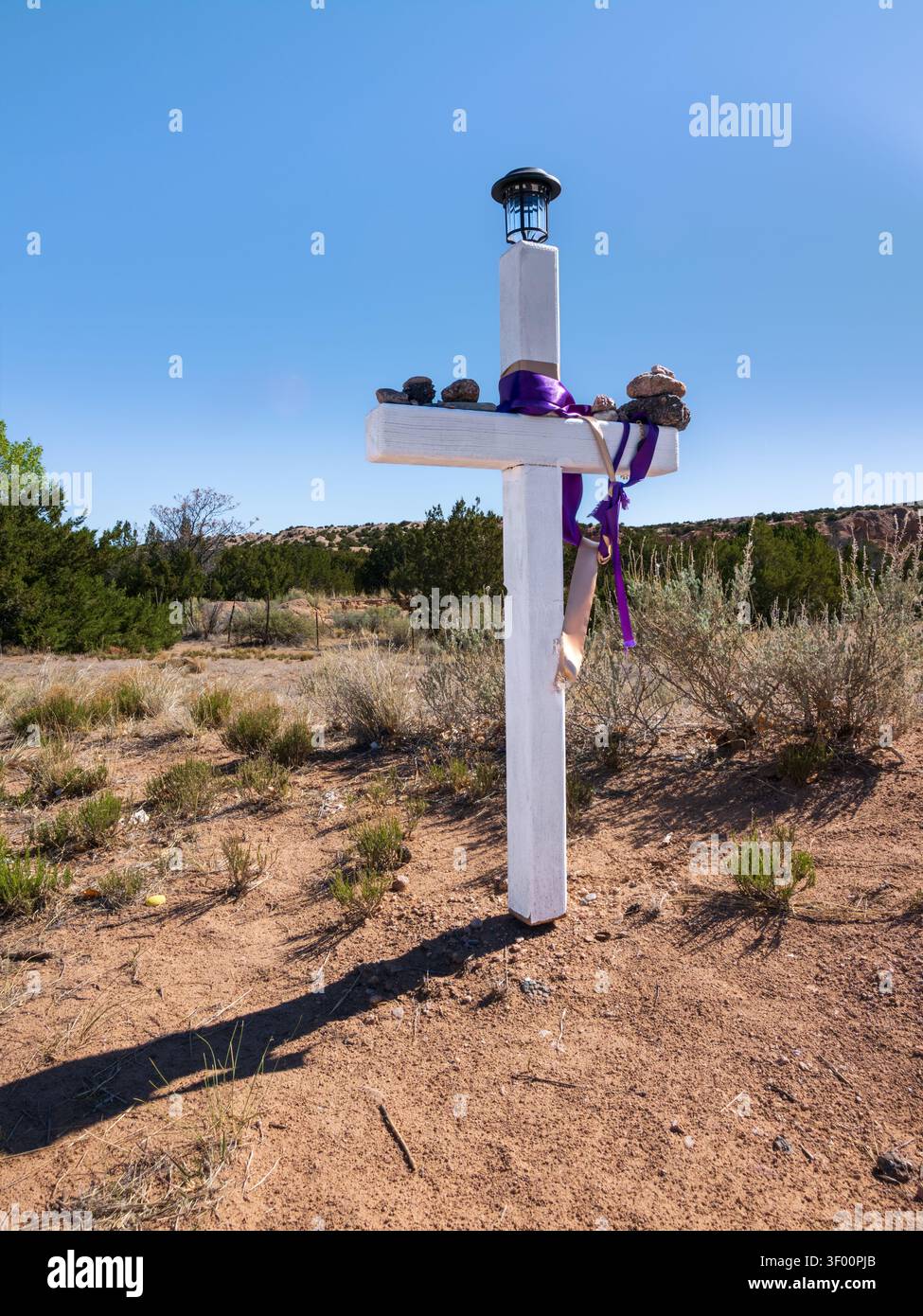 Uno dei numerosi crocifissi commemorativi lungo la High Road per Taos, New Mexico Foto Stock
