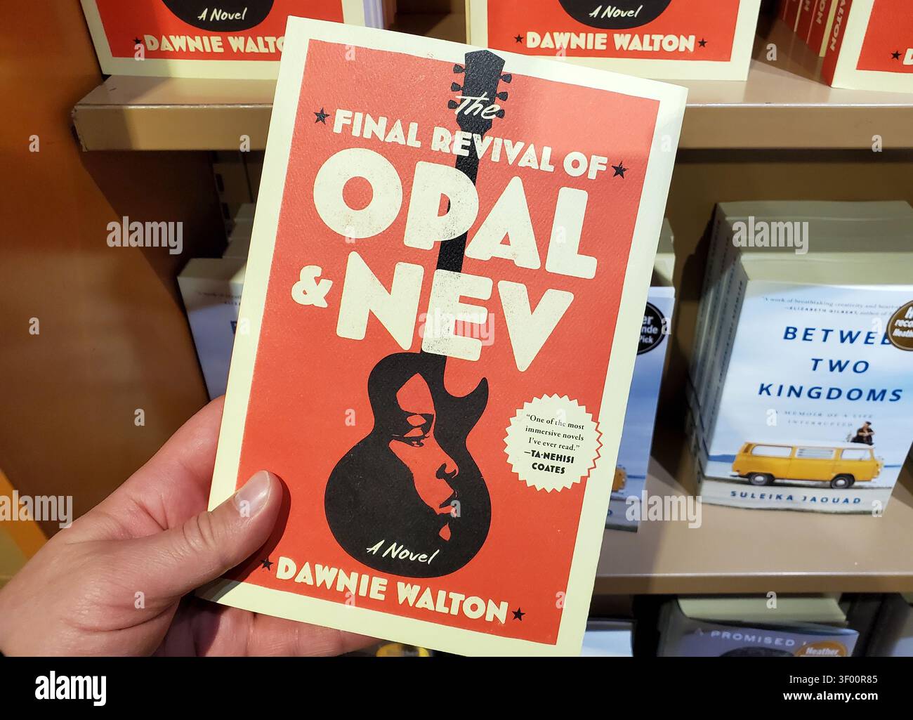 CHICAGO, il, USA - 15 LUGLIO 2021: Un cliente tiene "The Final Revival of Opal and Nev" di Dawnie Walton in una libreria. La copertina del romanzo in primo piano Foto Stock
