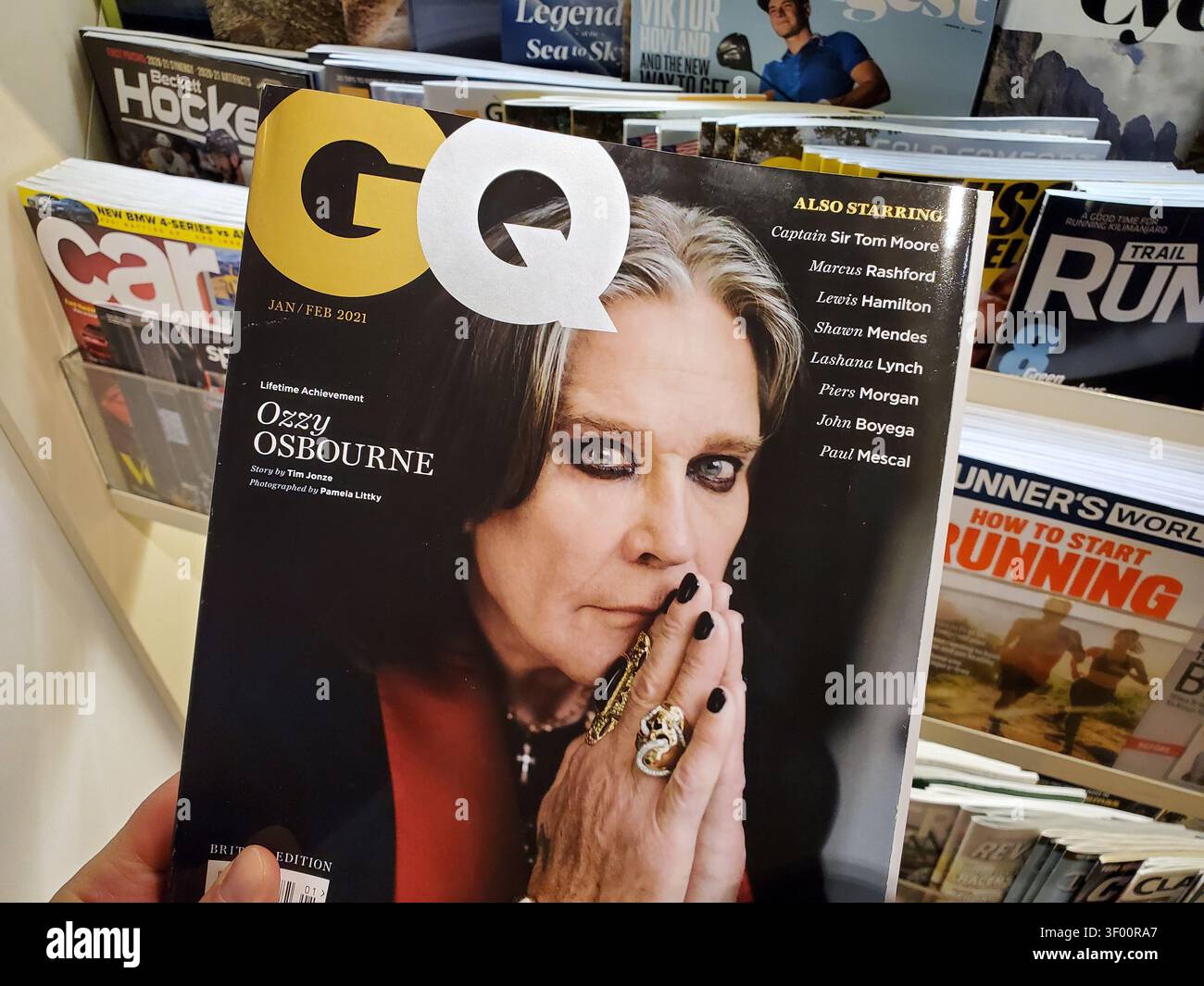 CHICAGO, il, Stati Uniti d'America - 15 LUGLIO 2021: Una fotografia ravvicinata di un numero della rivista GQ che mostra il musicista Ozzy Osbourne sulla copertina. Il caricatore visualizza o Foto Stock