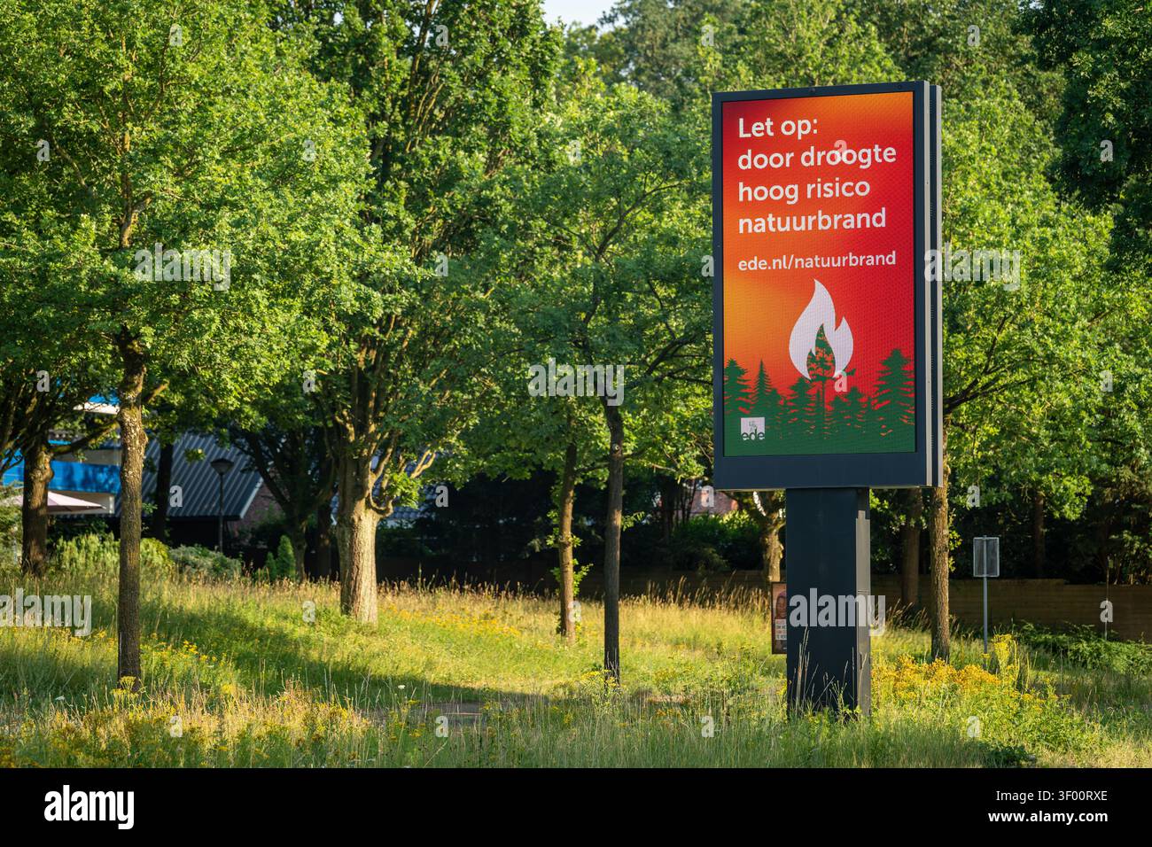 EDE, Paesi Bassi, 26 giugno 2026, striscione stradale con testo in olandese "attenzione, alto rischio di incendio dovuto alla siccità" Foto Stock