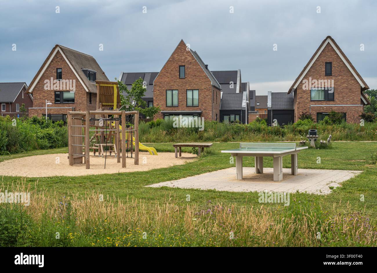 Case moderne e parco giochi per bambini nella città di Ede, Gelderland, Paesi Bassi Foto Stock