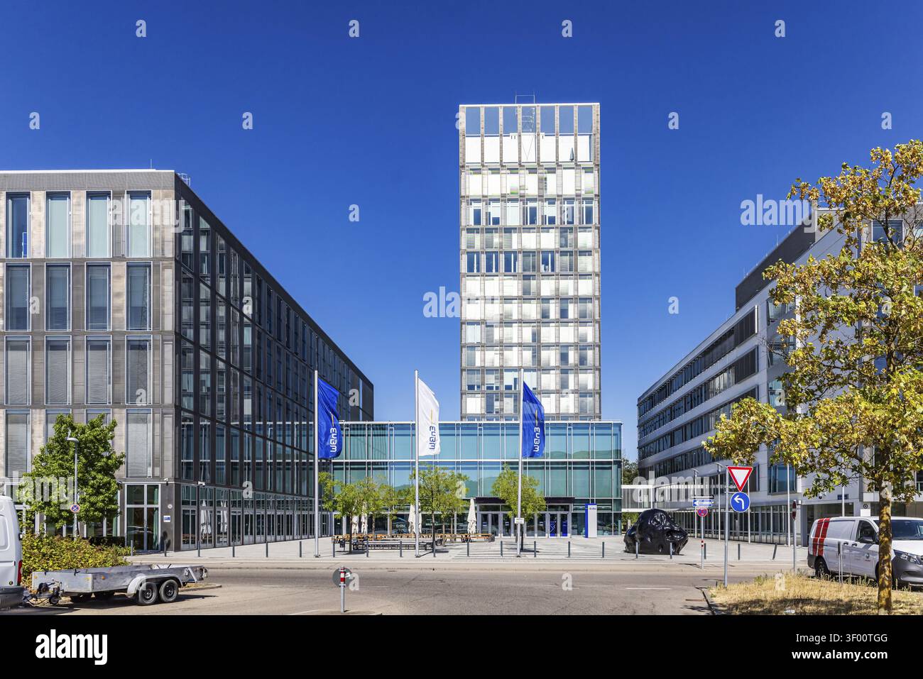 EnBW City Stuttgart. Edificio per uffici e logo del fornitore di energia energie Baden-Wuerttemberg. Stoccarda, Baden-Wuerttemberg, Germania Foto Stock