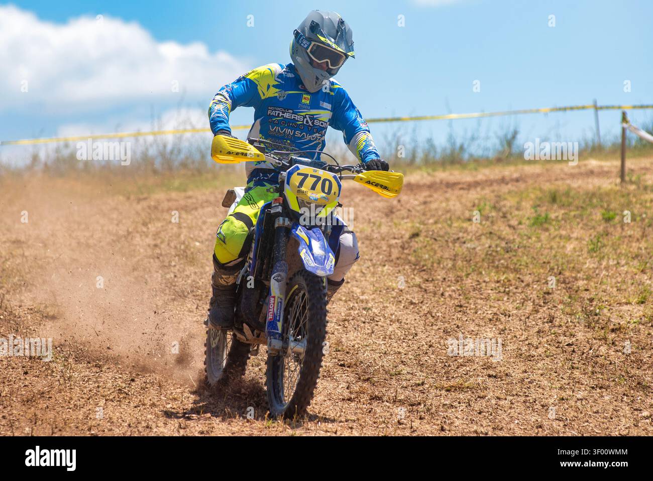 Colfiorito, Foligno, Umbria, Italia – 5 luglio 2026: Pilota in competizione durante un evento storico di enduro di regolarità su una pista sterrata. Foto Stock