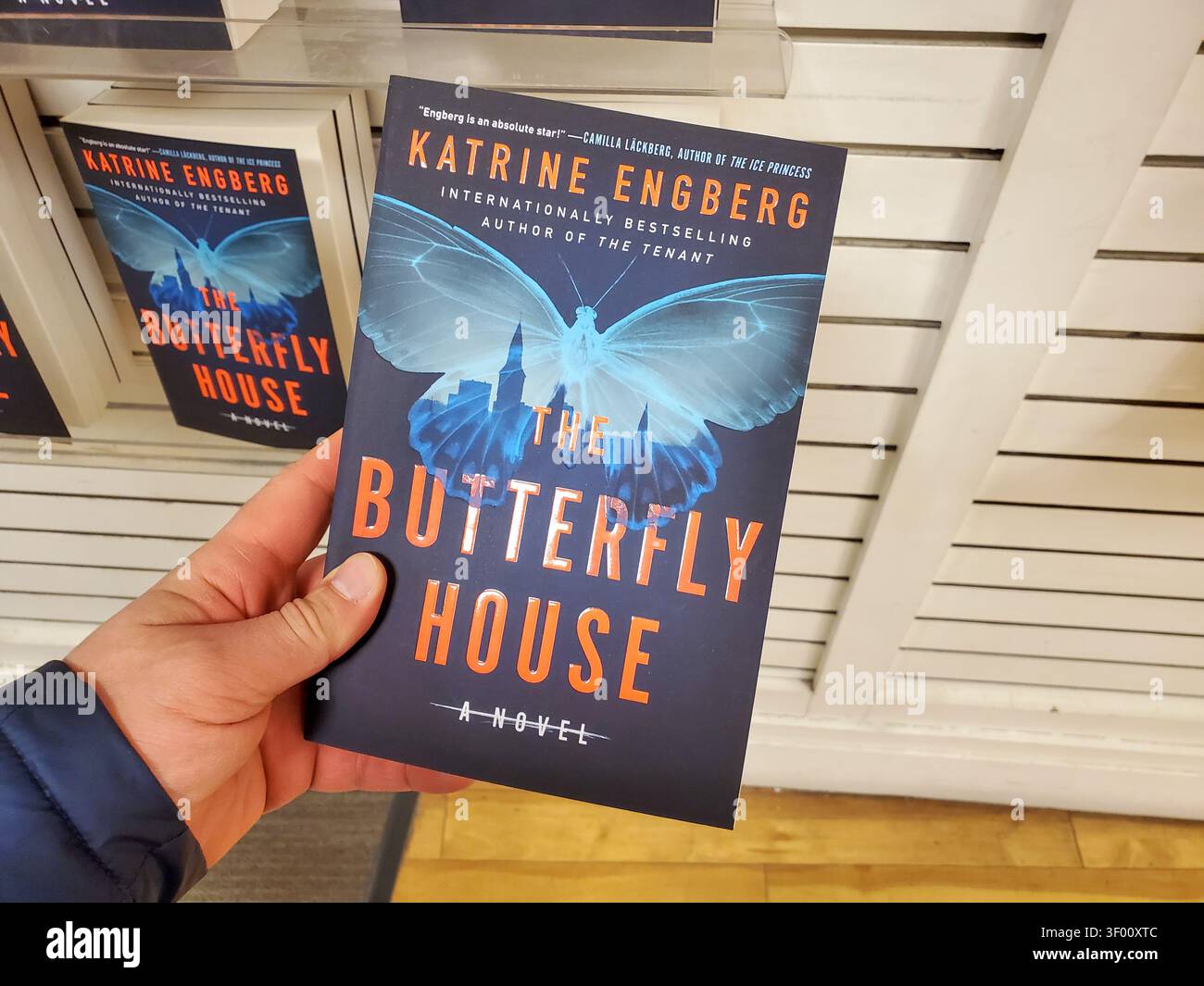 CHICAGO, il, USA - 15 LUGLIO 2021: A Person detiene il libro "The Butterfly House" di Katrine Engberg all'interno di una libreria. Il libro presenta un burro blu Foto Stock