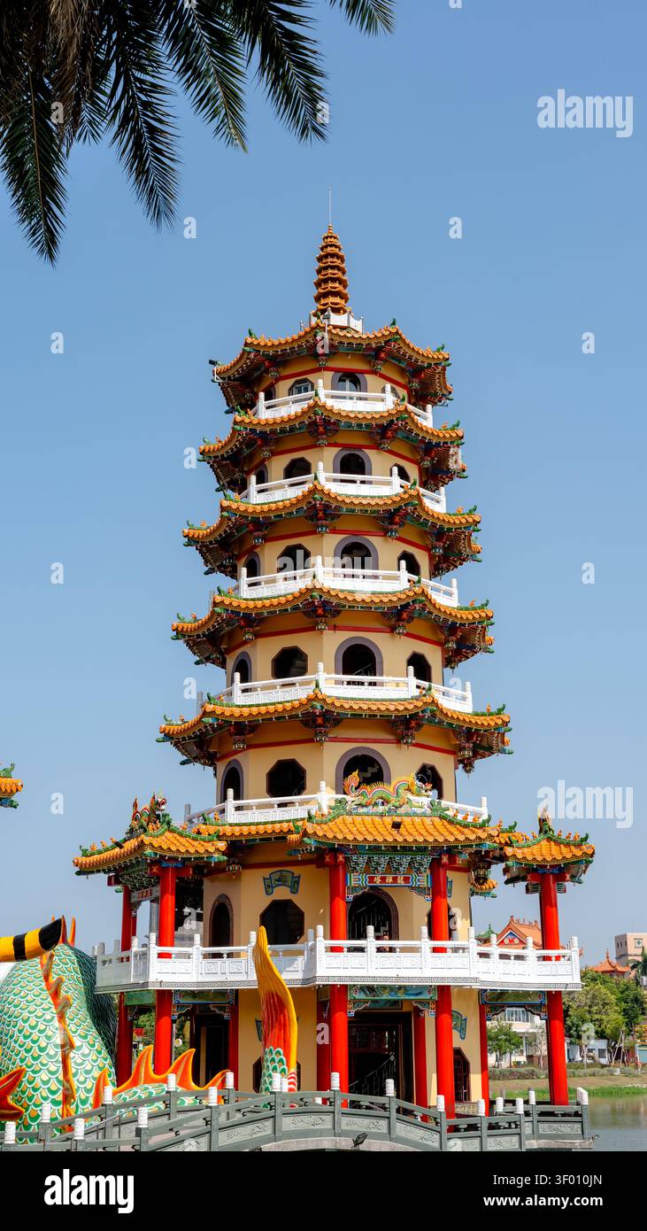 Vibrante Pagoda del Drago, un punto di riferimento impressionante presso lo stagno del Loto a Kaohsiung, Taiwan. L'architettura riflette un ricco patrimonio culturale in un ambiente tranquillo Foto Stock