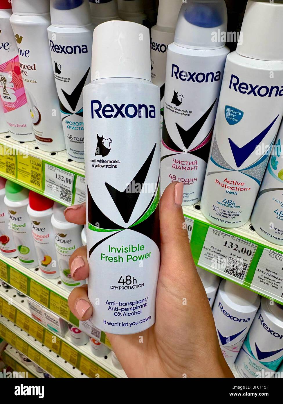 19.06.2026 Ucraina Kharkov, mano che tiene Rexona invisibile Fresh Power Deodorant Spray nel supermercato Foto Stock