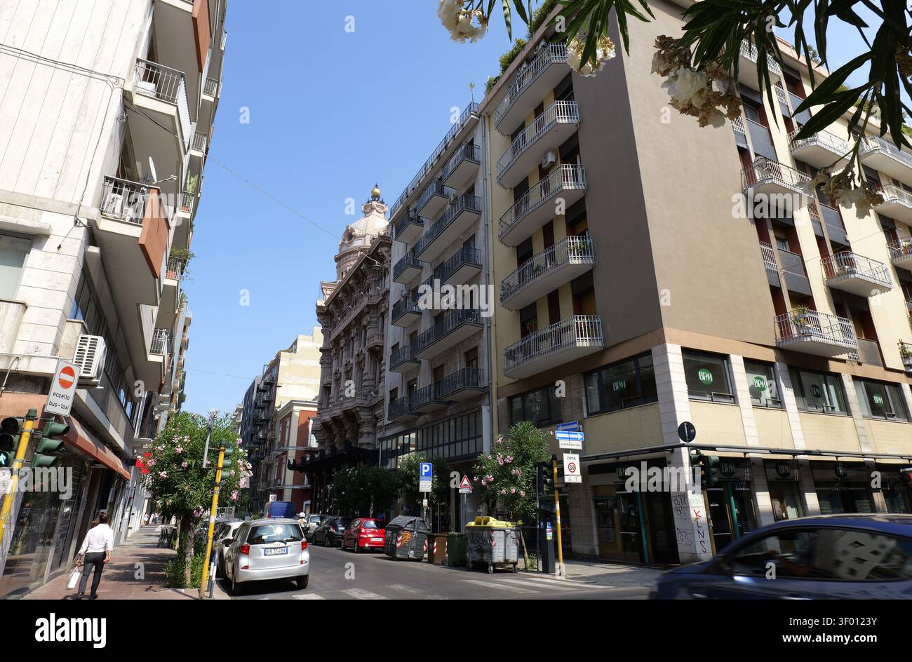Il paesaggio urbano romano mostra una vibrante miscela di edifici storici con cupole ornate e moderni appartamenti residenziali che costeggiano una trafficata strada urbana su una Foto Stock