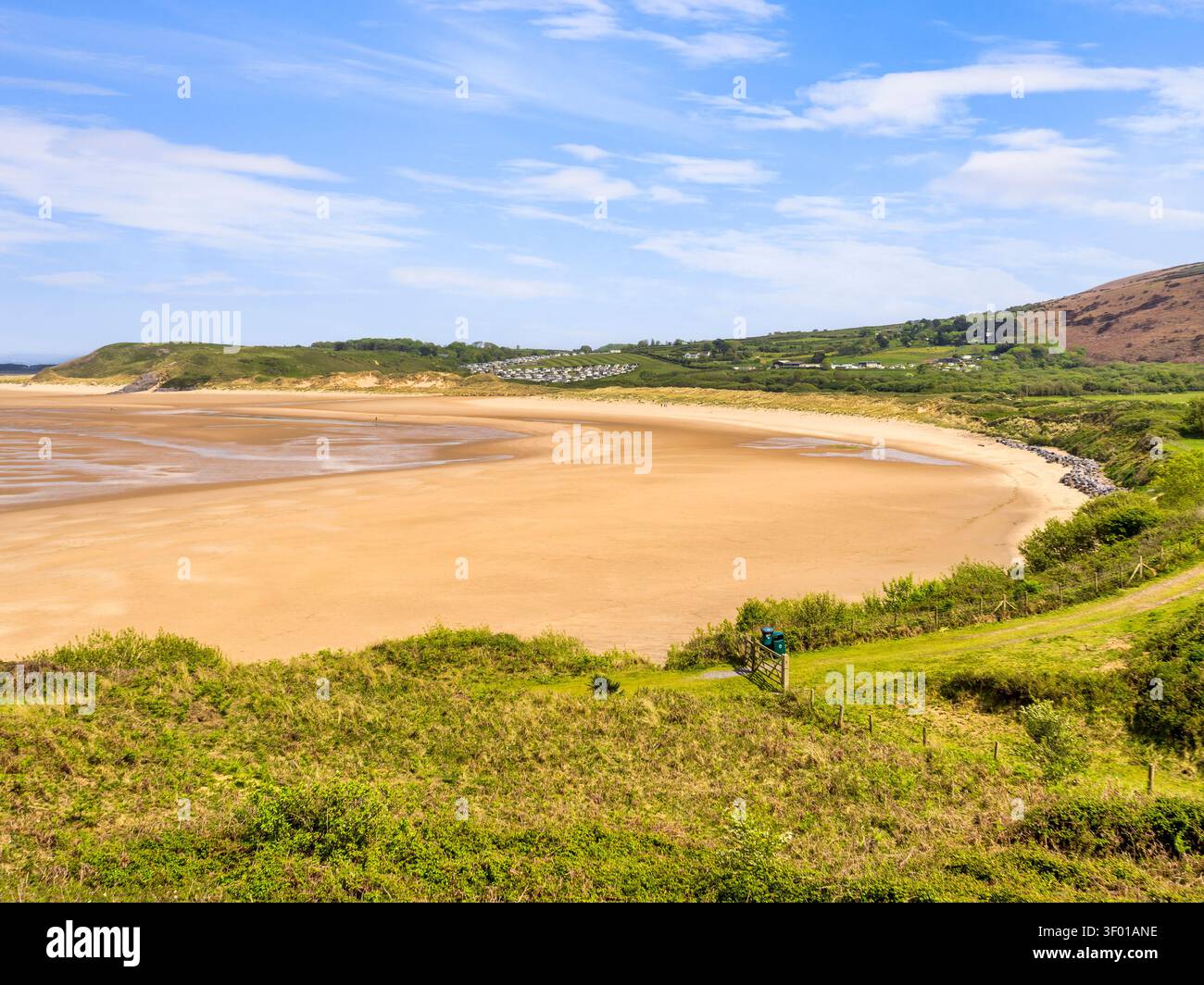 Broughton Bay, penisola di Gower, Galles, Regno Unito. Questa enorme Crescent of Sand è considerata una delle migliori spiagge del Galles. Tuttavia, rimane silenzioso... Foto Stock