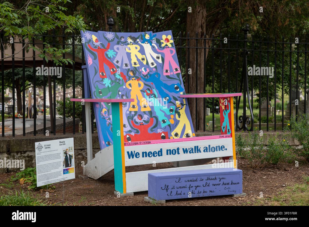 Washington, DC - una sedia dipinta di grandi dimensioni dall'artista C.S. Corbin esprime il tema che tutti sono i benvenuti, comprese le persone queer e transgender. Foto Stock