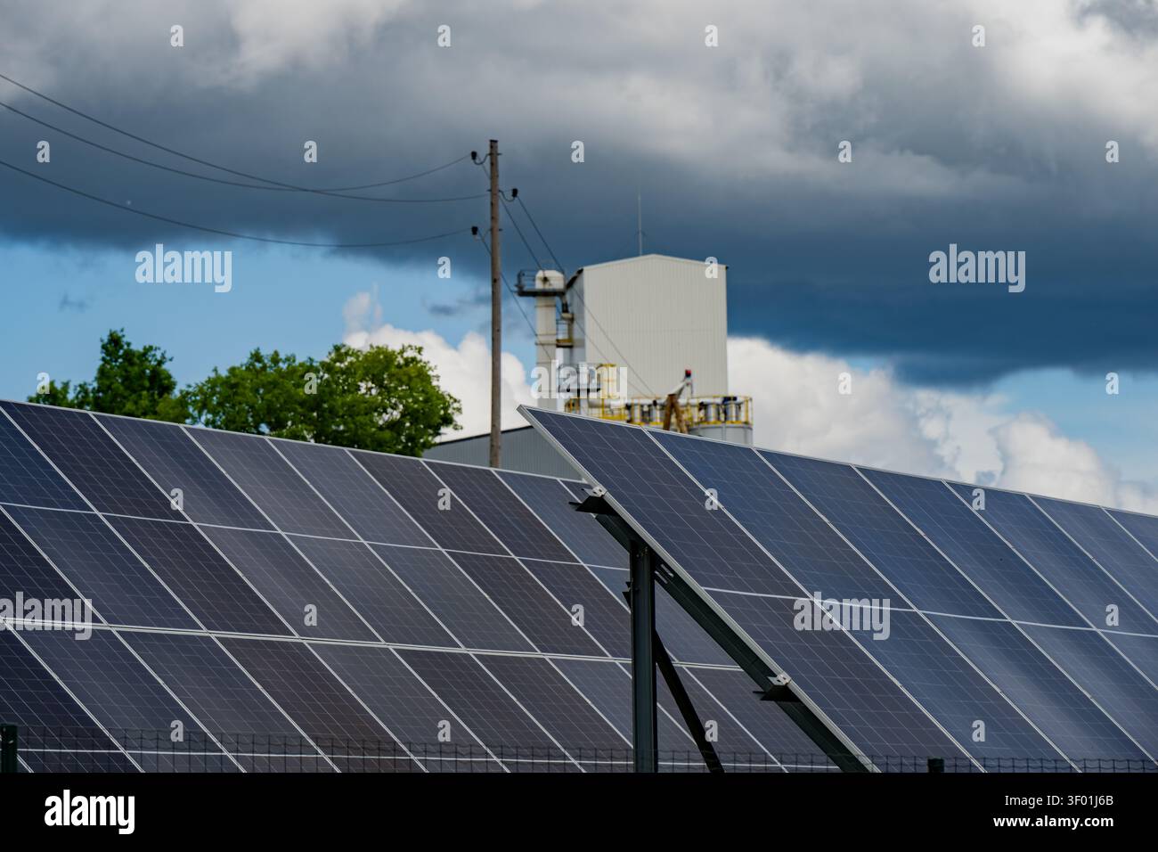 pannelli solari progettati per l'immagazzinamento di energia commerciale, che riflettono la crescente adozione di energia verde in ambienti industriali Foto Stock