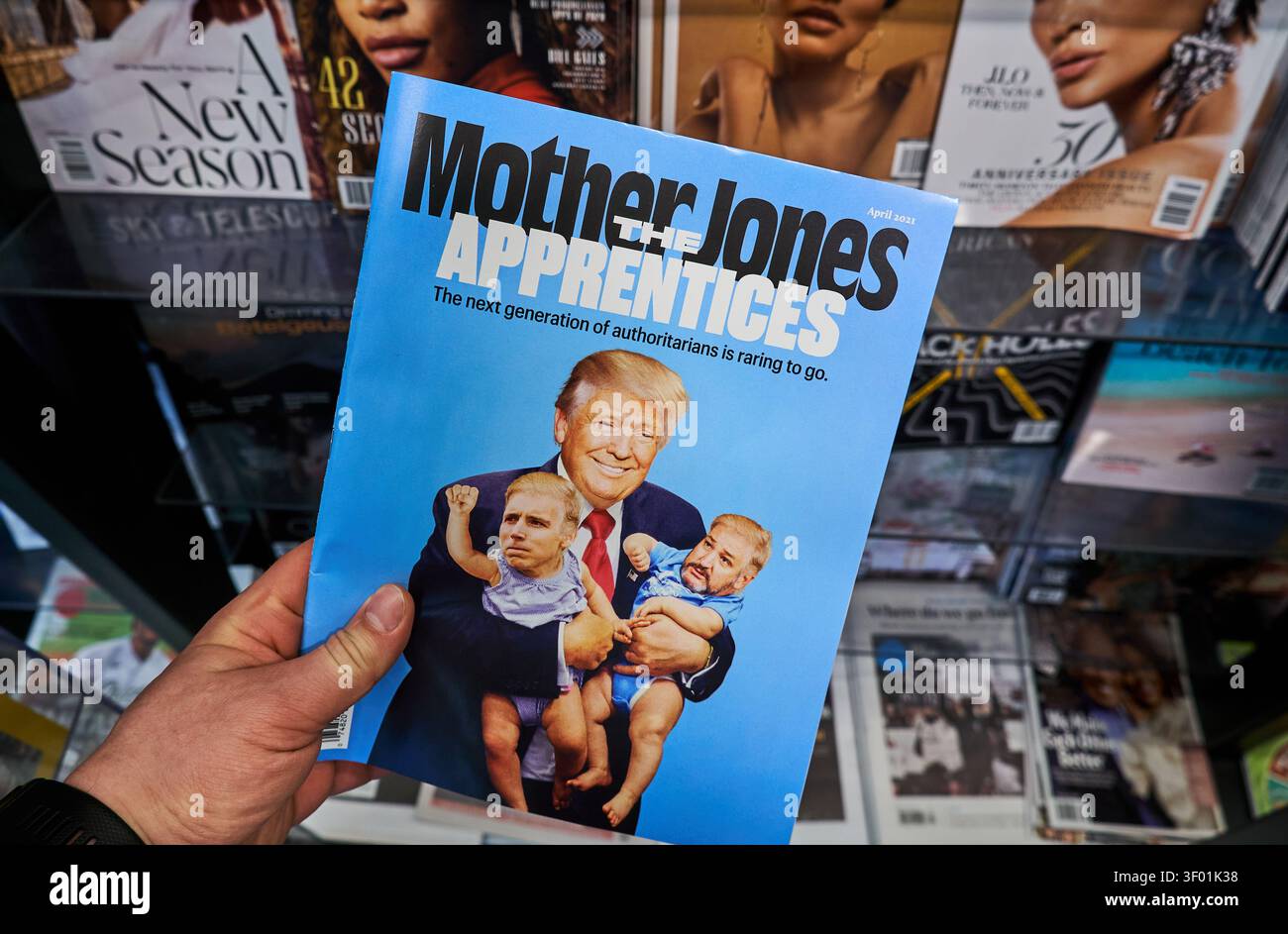 CHICAGO, il, USA - 3 MARZO 2021: A Person tiene un numero della rivista Mother Jones in mostra in un'edicola. La copertina mostra un'immagine modificata di Foto Stock