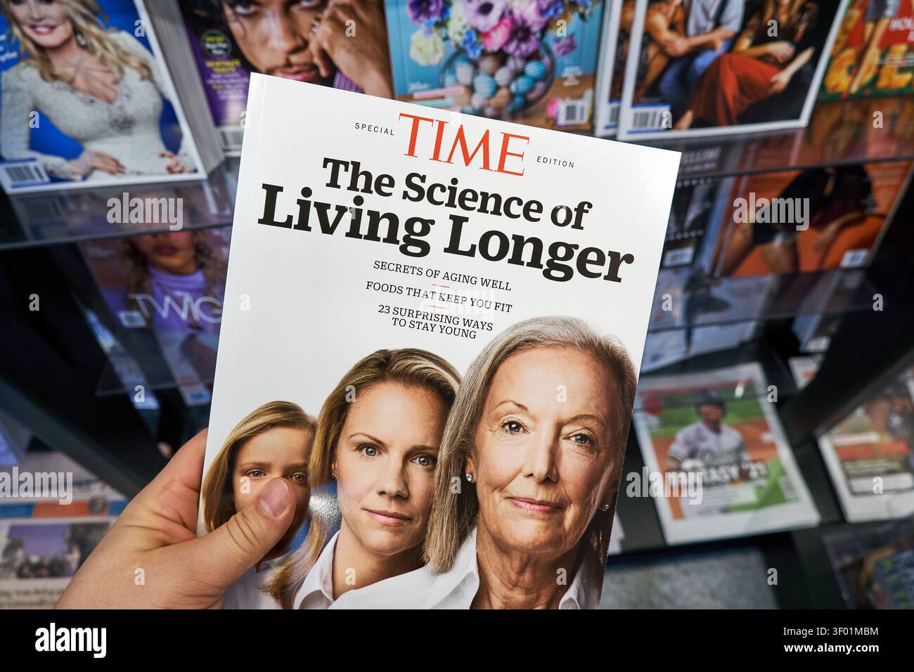 CHICAGO, il, Stati Uniti d'America - 3 MARZO 2021: Una persona tiene un'edizione speciale della rivista Time intitolata "The Science of Living Longer", che mostra le immagini di copertina Foto Stock