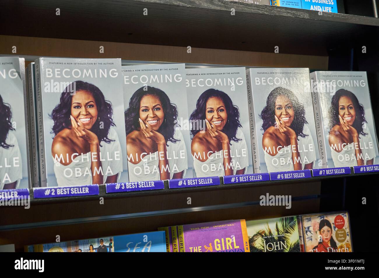 CHICAGO, il, Stati Uniti d'America - 3 MARZO 2021: Diverse copie del libro più venduto "Becoming" di Michelle Obama sono esposte in modo preminente sullo scaffale di una libreria Foto Stock